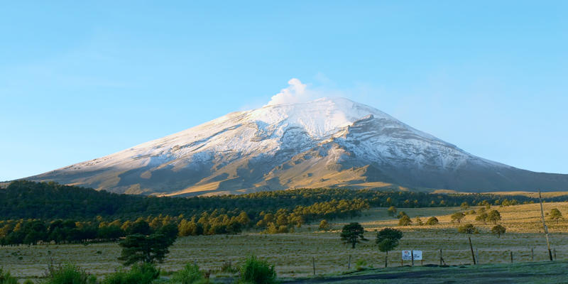 A mountain with snow on top

Description automatically generated